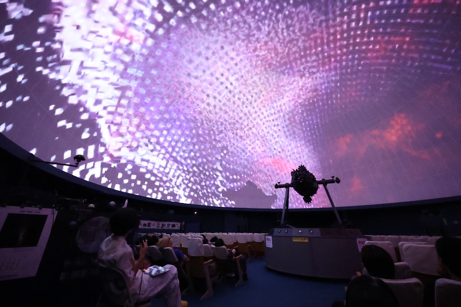 プラネタリウムでのドーム映像上映の様子